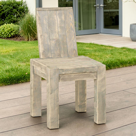 Massivholz Stuhl Salweytal auf einer Holzterrasse am Rasen