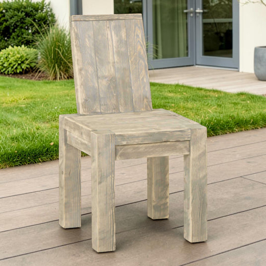 Massivholz Stuhl Salweytal auf einer Holzterrasse am Rasen