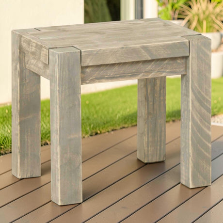 Massivholz Hocker Salweytal auf einer Holzterrasse am Rasen