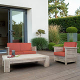 Lounge Gartenmöbel aus Massivholz mit Sofa, Sessel und Couchtisch mit roten Polstern auf der Terrasse