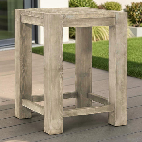 Massivholz Stehtisch Stockmetal auf der Holzterrasse vor Rasen und Beet