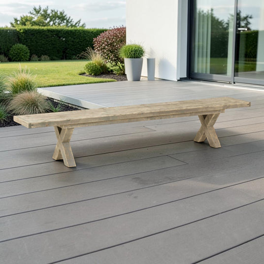 Massivholz Sitzbank Steingrund ohne Lehne auf einer Terrasse vor einem Haus