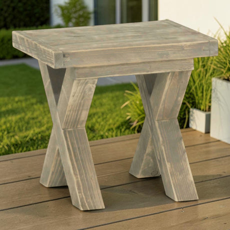 Massivholz Hocker Steingrund auf einer Terrasse im Garten