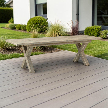 Massivholz Gartentisch Steingrund auf einer Terrasse vor einem Haus