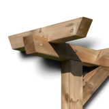 Detail der Querbalken auf dem Längsbalken mit Kopfband an der Pergola Latrop