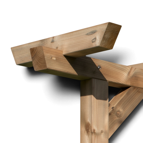 Detail der Querbalken auf dem Längsbalken mit Kopfband an der Pergola Latrop