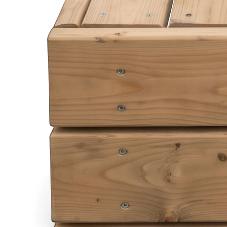 Ecke des Sitzdecks mit verschraubten Bohlen in Nahaufnahme
