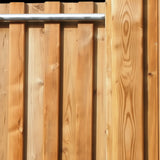 Senkrechte Holzlatten mit Maserung und Metallstange innen im Detail