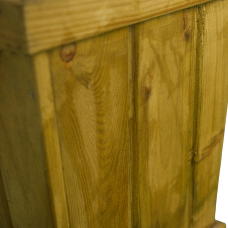 Nahaufnahme der senkrechten Holzbretter und des oberen Rahmens am Pflanzkübel Orke