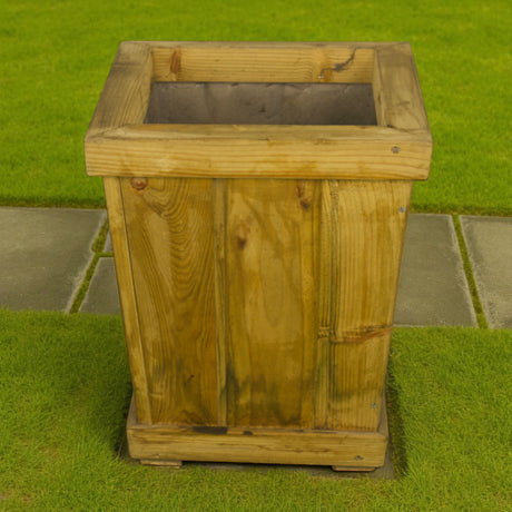 Hoher Holz Blumenkübel Orke auf Rasen neben einem Plattenweg im Garten