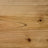 Oberfläche der Holzbank mit Ästen und Maserung im Detail