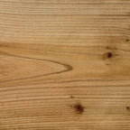 Oberfläche der Holzbank mit Ästen und Maserung im Detail