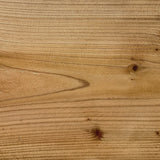 Oberfläche der Holzbank mit Ästen und Maserung im Detail
