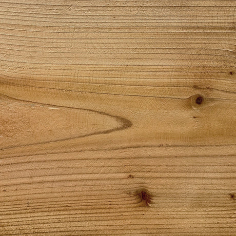 Oberfläche der Holzbank mit Ästen und Maserung im Detail