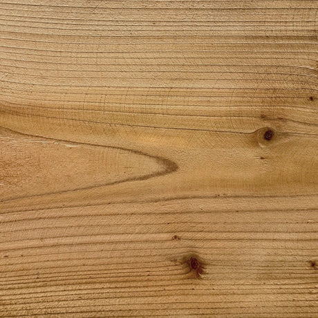 Holzoberfläche der Gartenbank Hennetal mit Maserung und Ästen in Nahaufnahme