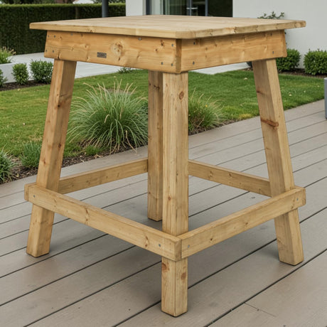 Holz Stehtisch Wildewiesetal auf einer Terrasse vor Rasen und Gräsern