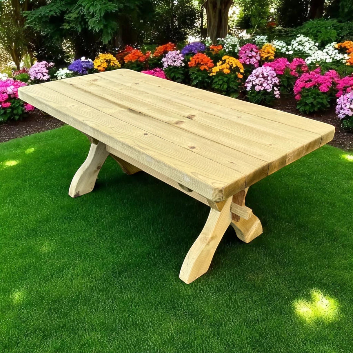 Massivholz Gartentisch Hennetal auf dem Rasen vor einem bunten Blumenbeet
