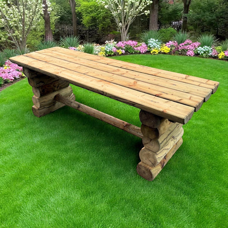 Rustikaler Massivholz Gartentisch Lennetal auf dem Rasen vor einem Blumenbeet