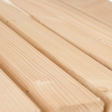 Glatte Holzlatten aus Douglasie der Gartenliege im Detail