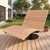 Drehbares Waldsofa aus Douglasie auf einer Holzterrasse im Garten vor Rasen und Hecke