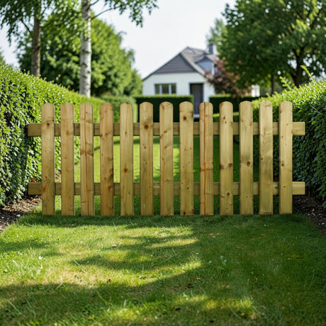Holz Gartenzaun Glörzaun als Grundstücksgrenze im Garten vor einem Wohnhaus