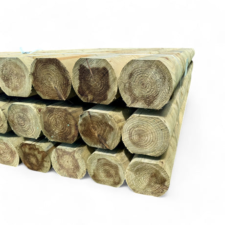 Gestapelte Mini Schwellen aus Holz mit abgeflachten Seiten, Stirnansicht