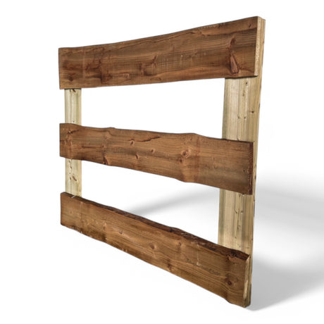 Holztor mit rustikalen Bonanzabohlen schräg von der Seite