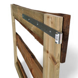 Metallenes Torband an der Rückseite des Holztors, Nahaufnahme