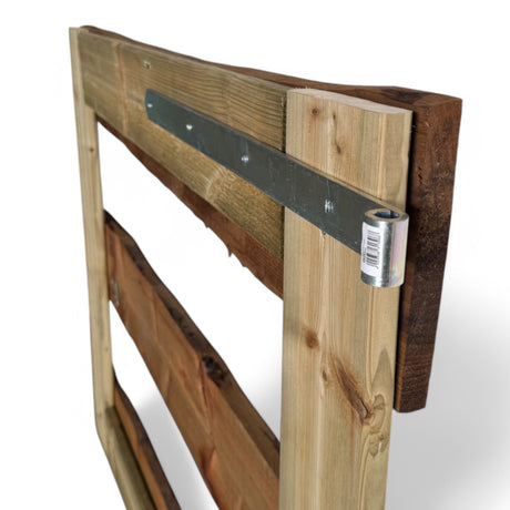 Metallenes Torband an der Rückseite des Holztors, Nahaufnahme