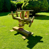 Holz Federwipper Flugzeug im sonnigen Garten auf dem Rasen