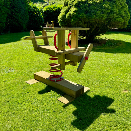 Holz Federwipper Flugzeug im sonnigen Garten auf dem Rasen