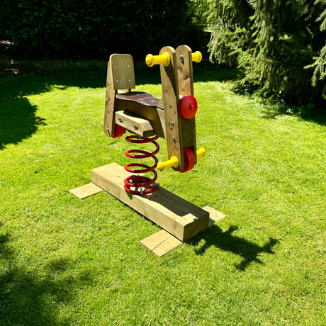 Holz Federwipper Motorrad im Garten auf sonnigem Rasen