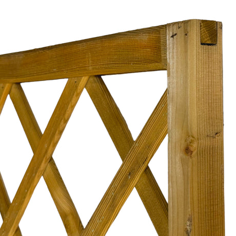 Oberer Rahmen und Rautengitter des Holz Rankgitters Schlossberg im Detail