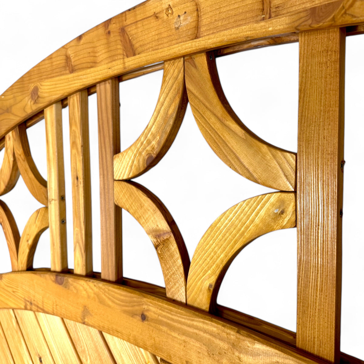 Nahaufnahme der Ornamentfüllung aus geölter Douglasie am Sichtschutz Bremberg