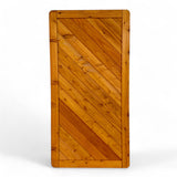 Schmales Sichtschutzelement Stüppel aus geölter Lärche mit diagonalen Latten, Freisteller