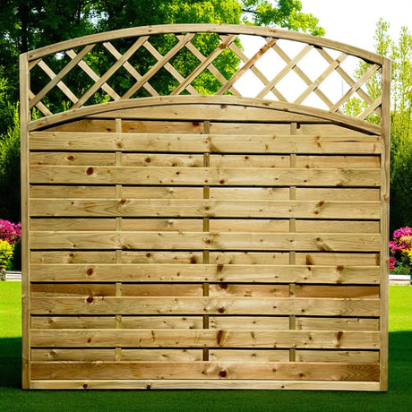 Sichtschutzzaun Sonnenberg aus Holz im Garten vor Bäumen und Rasen