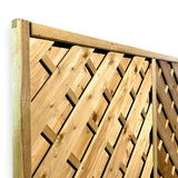Detail der schräg verlaufenden Holzlamellen am Rahmen des Sichtschutzzauns Wolfshorn