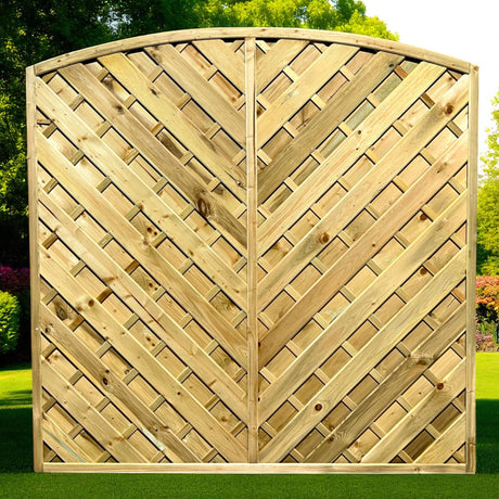 Holz Sichtschutzzaun Steinberg mit Bogen auf Rasen im Garten als blickdichte Grundstücksgrenze