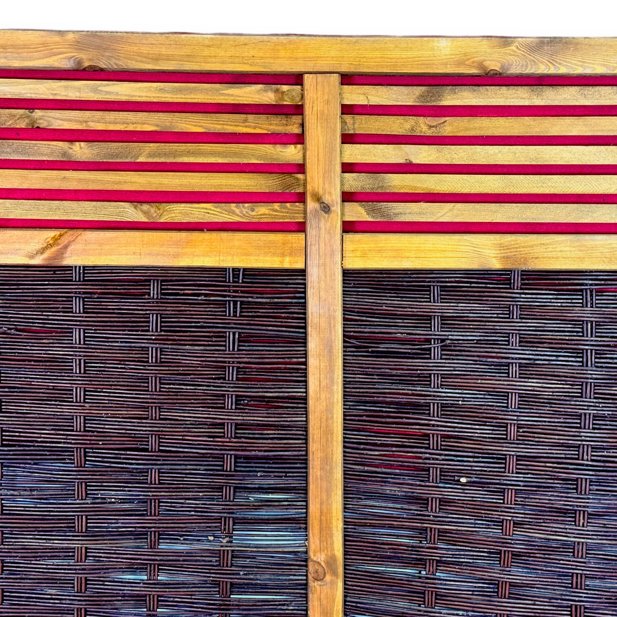 Lamellen und Mittelsteg über geflochtenen Weidenruten am Rothaarsteig, Detail