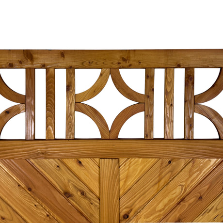 Ornamentgitter mit Bogenelementen über diagonalen Brettern am Sichtschutz Feldberg
