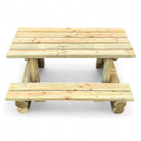 Kindersitzgruppe aus Holz von der Stirnseite mit Tischplatte und Bänken