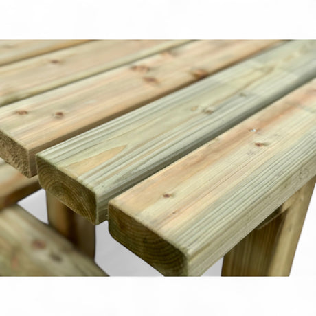 Tischplatte aus Holzbrettern an der Kindersitzgruppe im Detail