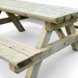 Detail von Tischplatte, Bank und schrägen Stützbeinen am Holz Picknicktisch