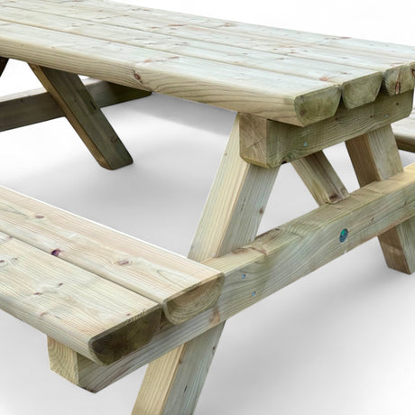 Detail von Tischplatte, Bank und schrägen Stützbeinen am Holz Picknicktisch