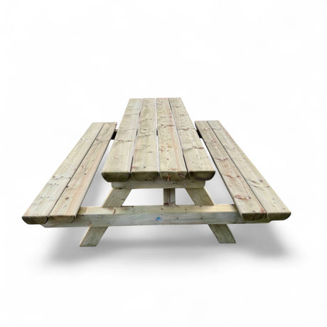 Picknicktisch aus Holz von der Stirnseite mit Tischplatte und beiden Bänken