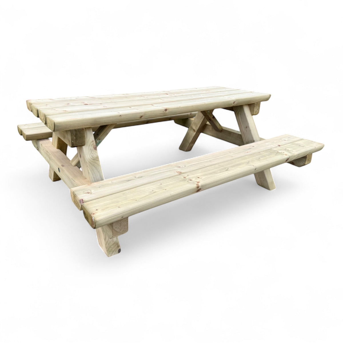 Holz Picknicktisch mit Sitzbänken schräg von links, Freisteller
