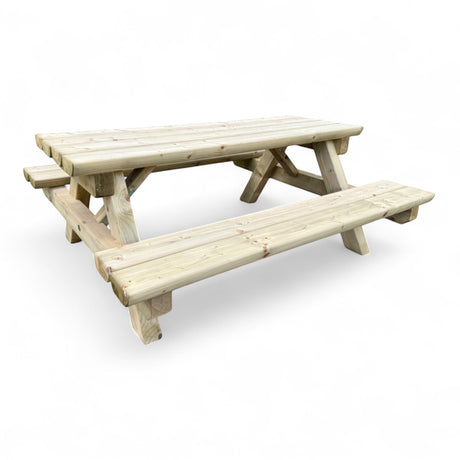 Holz Picknicktisch mit Sitzbänken schräg von links, Freisteller