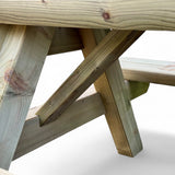 Gekreuzte Beine und Querstreben unter dem Holz Picknicktisch im Detail