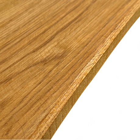 Kante der Eichen Sitzbohle mit Holzmaserung im Detail