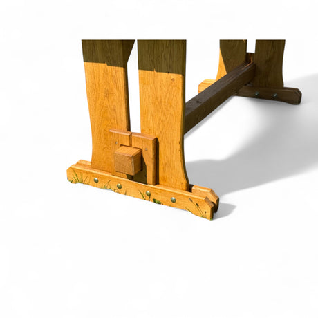 Tischwange aus Eiche mit Fußkufe und Holzkeil im Detail